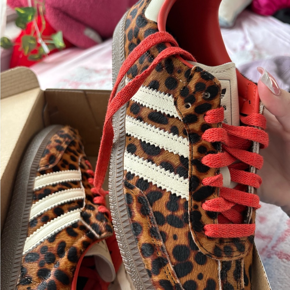 Adidas sambas women’s OG Leopard Print with Red Accents SIZE 5.5 ..brand new - Picture 2 of 6